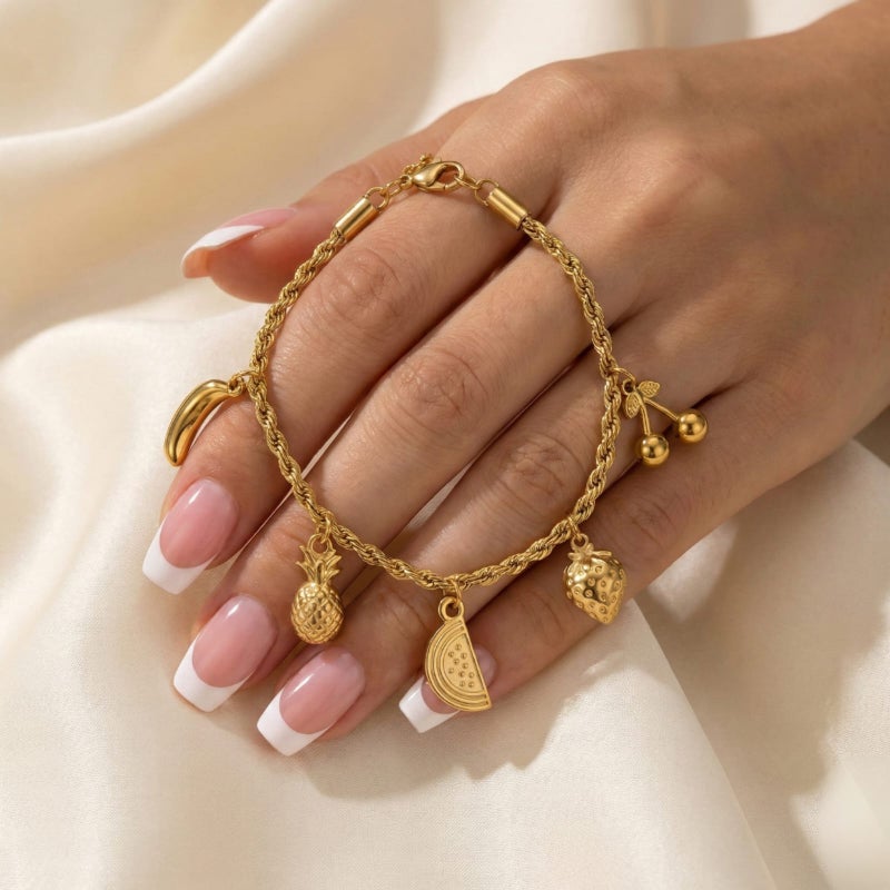 انسيال ذهبي أنيق مصنوع من الستانلس ستيل المقاوم للصدأ، يتميز بسلسلة مجدولة جذابة تزينها دلايات أشكال فواكه مبهجة، مع قفل قابل للتعديل ليناسبكِ. - Image 5